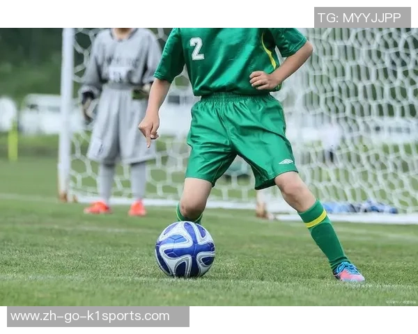 年轻时足球球星风采展示:那些年他们如何在绿茵场上闪耀光芒 年轻时足球球星风采展示:那些年他们如何在绿茵场上闪耀光芒